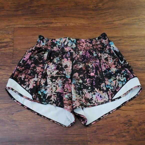 Lululemon Hotty Hot Floral Shorts Size 4 Edgy Feminine Workout Low Rise Lined - Picture 2 of 7